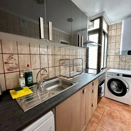 Spanish Style Flat Close To Center *