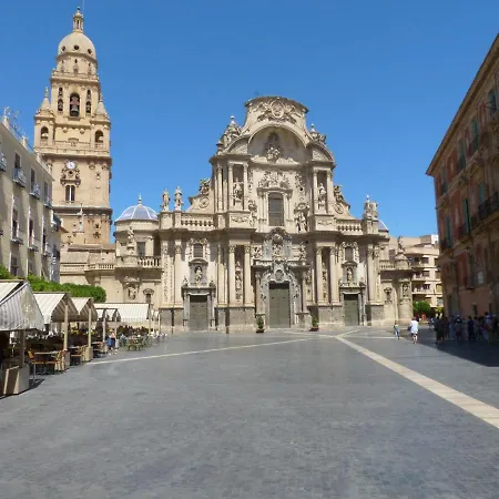 Spanish Style Flat Close To Center