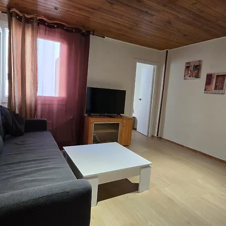 Spanish Style Flat Close To Center شقة