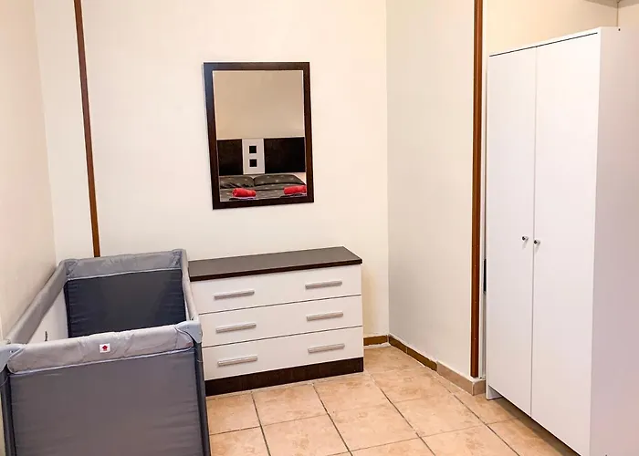 Spanish Style Flat Close To Center 아파트 *